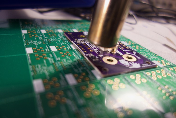 Hot air nozzle soldering PCB